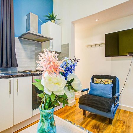 Studio With A Large Toilet And A Separate Room Budget Price Central Лондон Экстерьер фото
