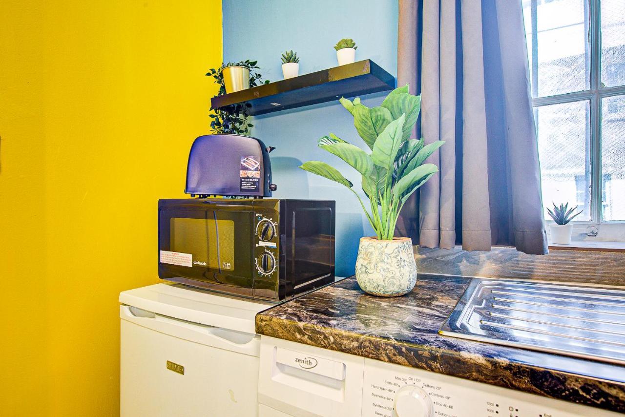 Studio With A Large Toilet And A Separate Room Budget Price Central Лондон Экстерьер фото