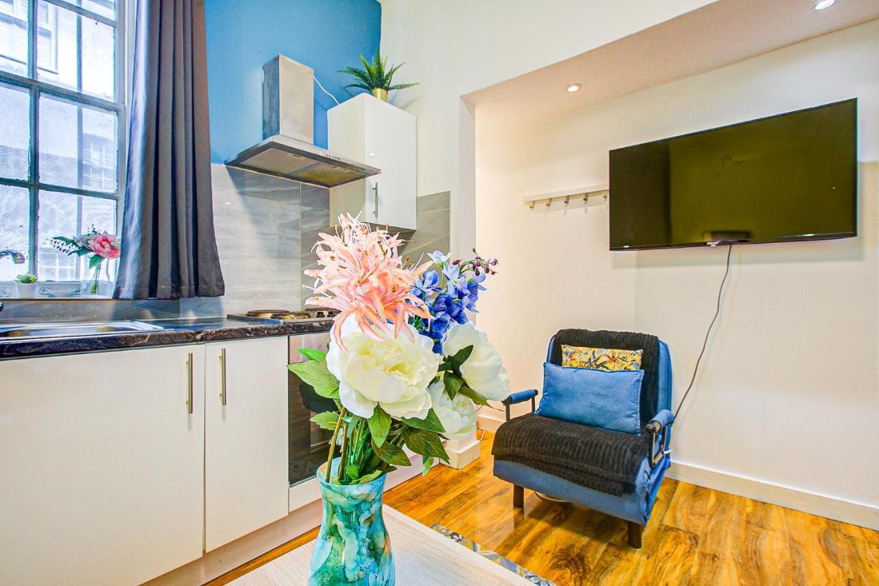 Studio With A Large Toilet And A Separate Room Budget Price Central Лондон Экстерьер фото