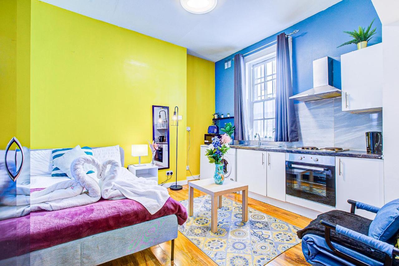 Studio With A Large Toilet And A Separate Room Budget Price Central Лондон Экстерьер фото