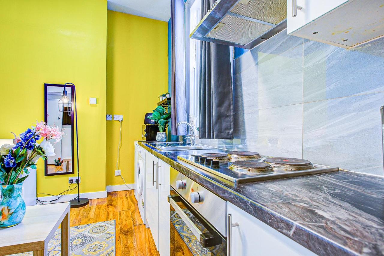 Studio With A Large Toilet And A Separate Room Budget Price Central Лондон Экстерьер фото