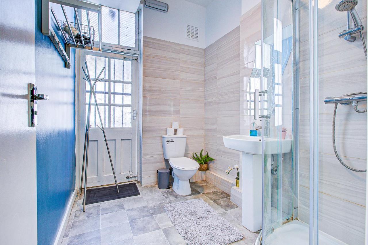 Studio With A Large Toilet And A Separate Room Budget Price Central Лондон Экстерьер фото