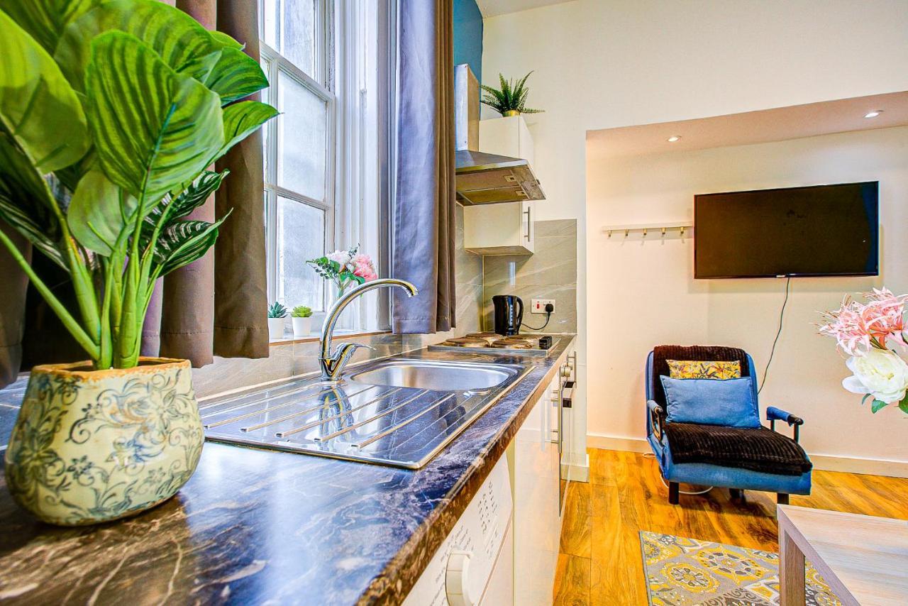 Studio With A Large Toilet And A Separate Room Budget Price Central Лондон Экстерьер фото